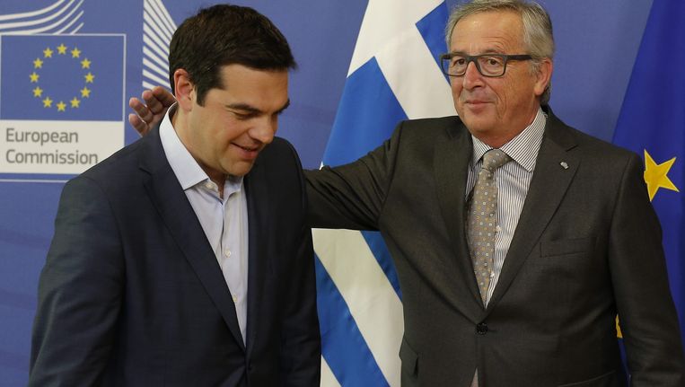 Jean-Claude Juncker (r) en de Griekse premier Alexis Tsipras Beeld anp