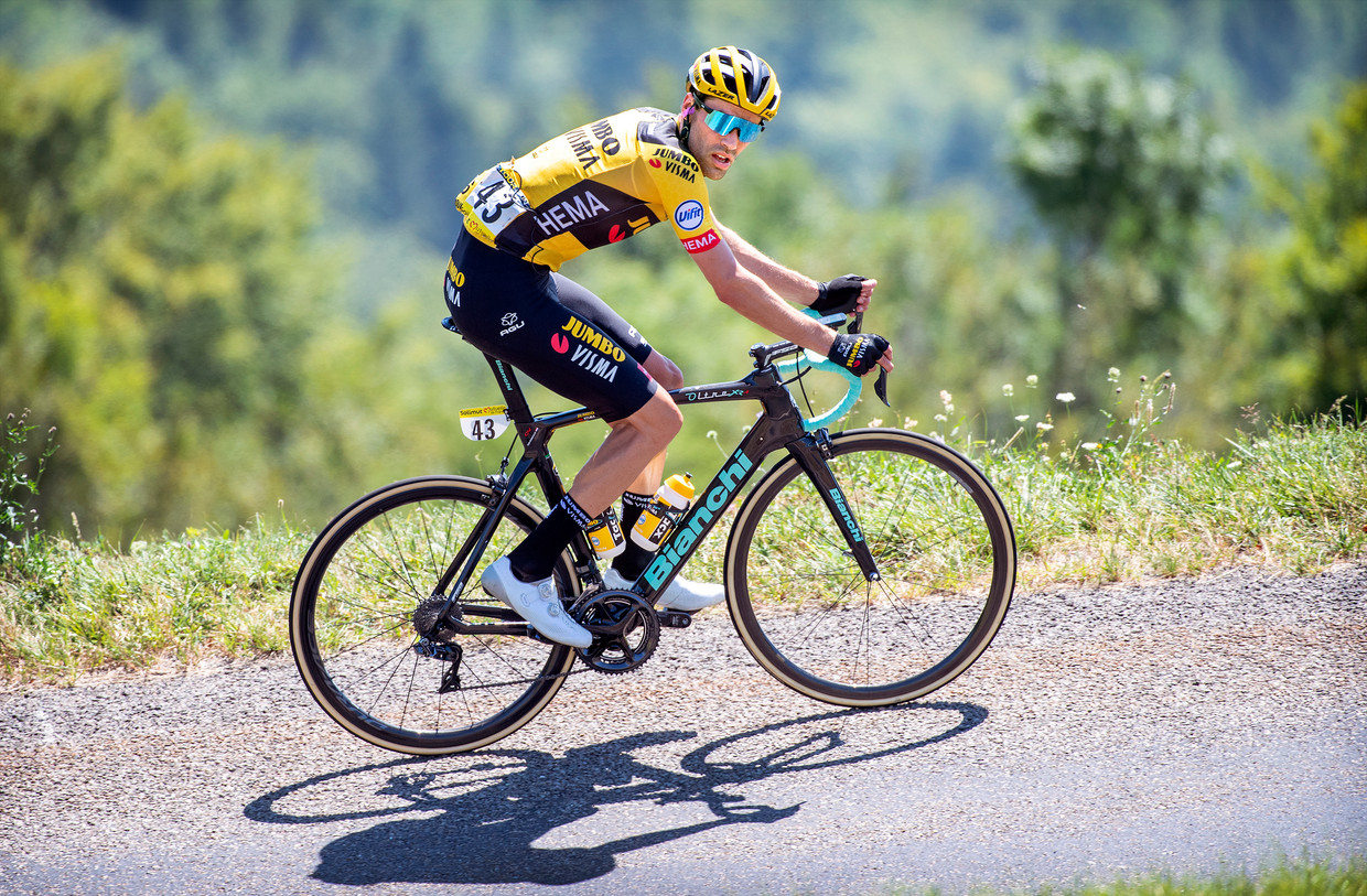 Tom Dumoulin van de Jumbo-Visma ploeg tijdens de beklimming van Col de Menthieres. Beeld Klaas Jan van der Weij