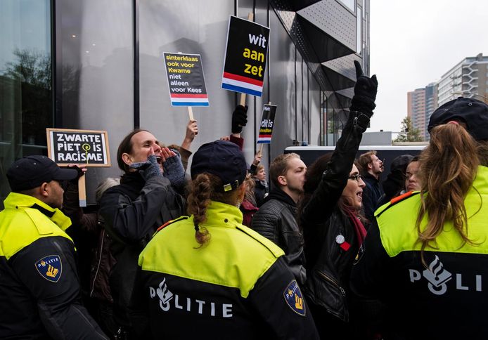 Tientallen arrestanten worden afgevoerd door de politie na een demonstratie tegen Zwarte Piet bij de intocht in Rotterdam.