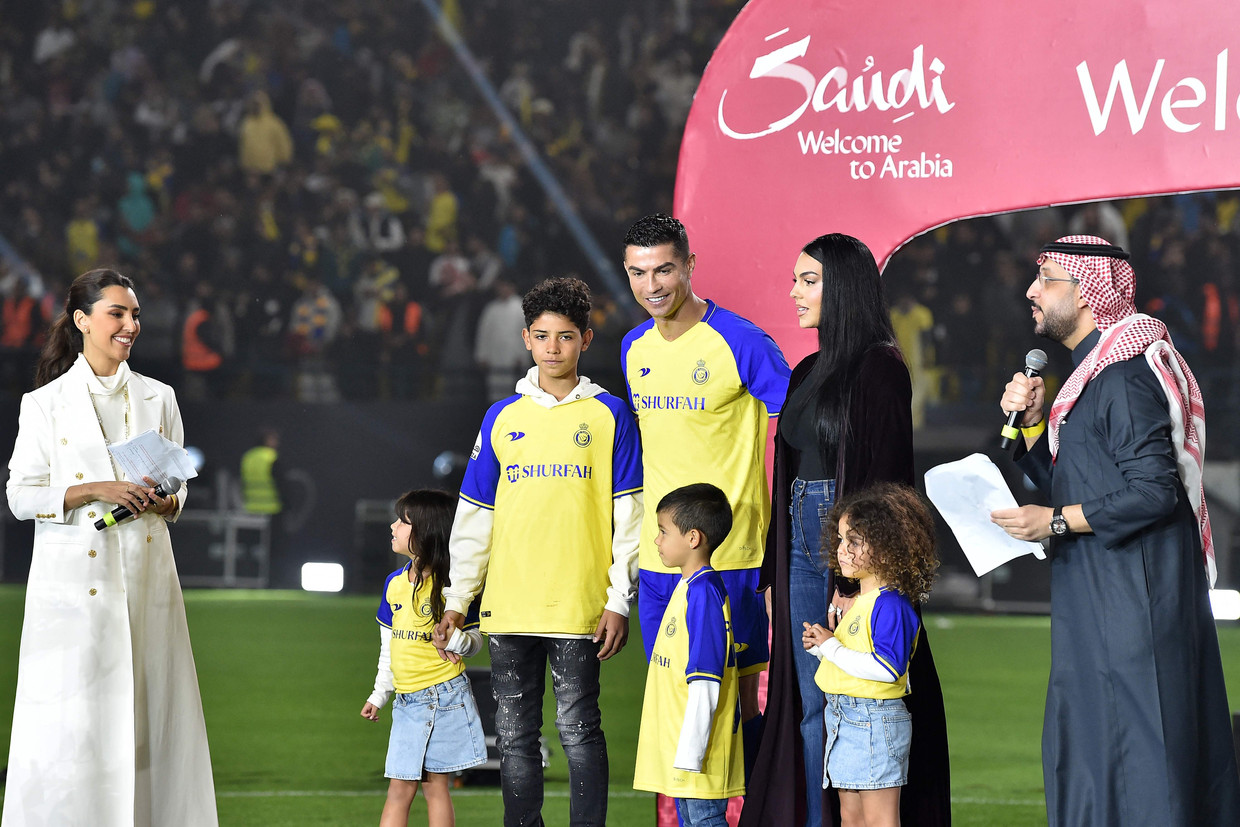 Cristiano Ronaldo. zijn vrouw Georgina Rodriguez en hun kinderen worden verwelkomd door het Saudische publiek in het Mrsool Park Stadium in Riyadh. Beeld AFP