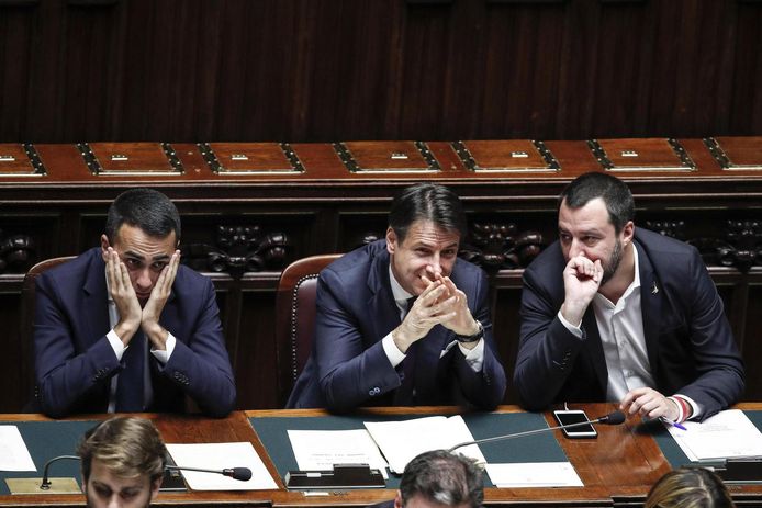 De Italiaanse vicepremiers Luigi Di Maio (l.) en Matteo Salvini (r.) met tussen hen in premier Giuseppe Conte.
