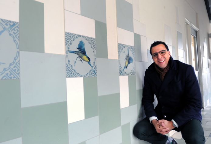 Veel flats in Poptahof hebben vogelnamen, zoals de Kwikstaart. Woonbrondirecteur Mohamed Baba is trots op de aanpak enverlevendiging in de wijk. ,,Poptahof ligt ons na aan het hart.”