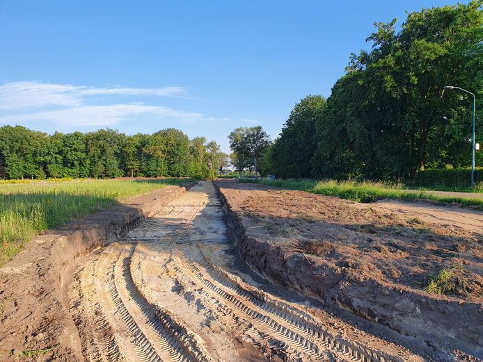 Het grondwerk voor de aanleg van het fietspad tussen Westerhoven en Riethoven is deze week gestart.