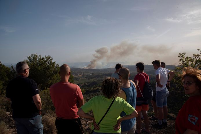 In de Spaanse regio Catalonië is al zeker 6.500 hectare bos in de vlammen opgegaan.
