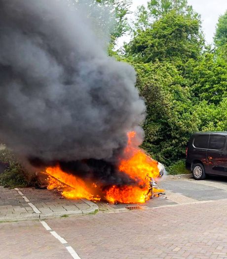 Caravan in Dordrecht gaat in vlammen op, voertuig ernaast loopt schade op