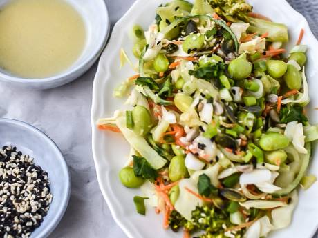 Wat Eten We Vandaag: Groene salade met spitskool en sesamdressing