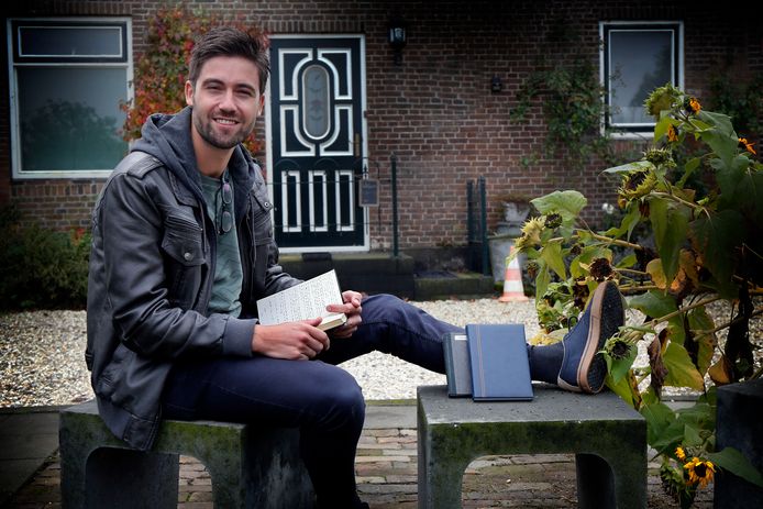 Hugo met zijn eerste dagboek, inmiddels trekt hij met zijn website maandelijks zo'n 75.000 internationale bzoekers.