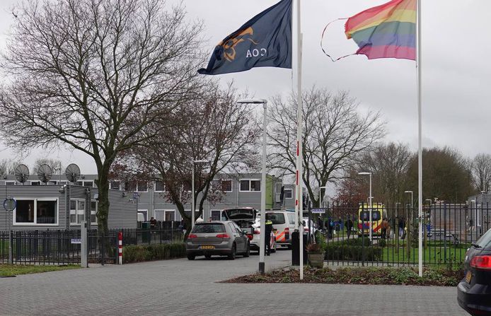 De politie en ambulance staan op het terrein van het azc.