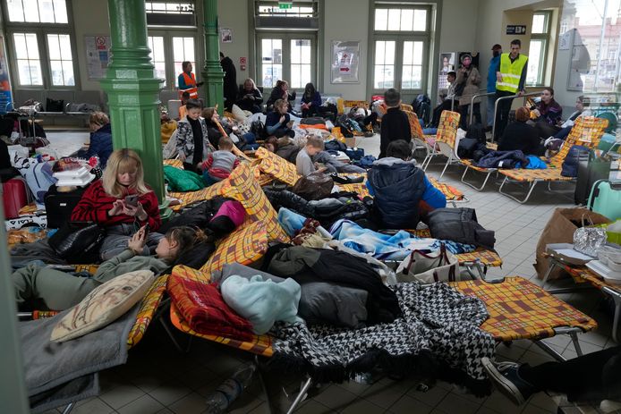 Vluchtelingen uit Oekraïne rusten uit na aankomst in het treinstation in Przemysl, Polen.