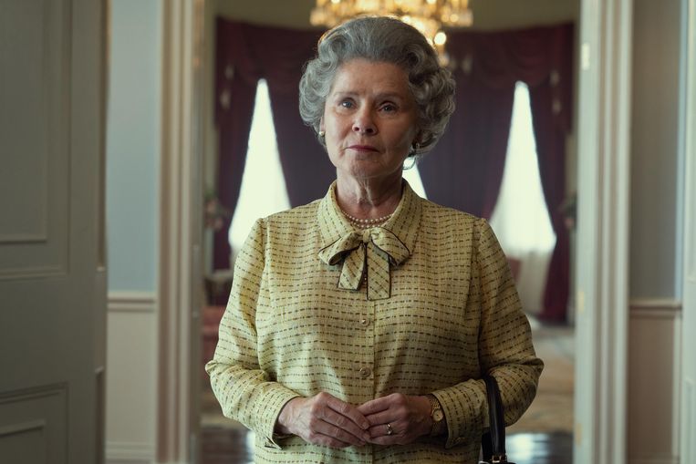 Imelda Staunton als koningin Elizabeth in seizoen 5 van ‘The Crown’. Beeld Alex Bailey