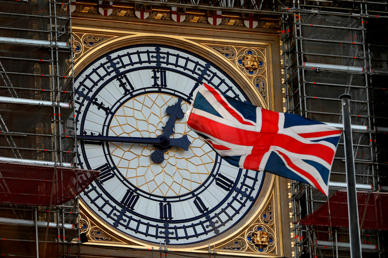 De Britse vlag wappert op de wijzerplaat van de Big Ben in Londen.  Beeld AFP