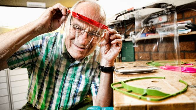 Spatmaskers nodig? Krasse Utrechter Bart (81) heeft zeven 3D-printers en maakt er graag één voor je