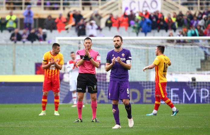 Fiorentina-speler Milan Badelj geeft applaus in de 13de minuut, als de wedstrijd wordt stilgelegd.
