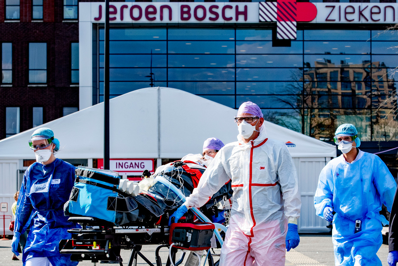 Het Jeroen Bosch Ziekenhuis in Den Bosch moest vorige week nog patiënten verplaatsen naar de intensive care in Duitsland omdat er geen plek meer was.