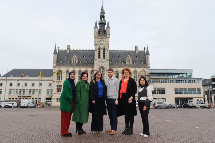 Er worden specifieke trainingen georganiseerd voor het stadspersoneel, inwoners, organisaties en verenigingen