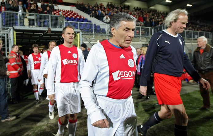 Frank de Boer en Sjaak Swart in 2009 met oud-Ajacieden tegen Haarlem, in een poging om de club van faillissement te redden.