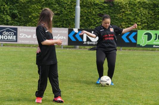Het team van Voetbal op Maat tijdens een training bij hun club VV Zundert.