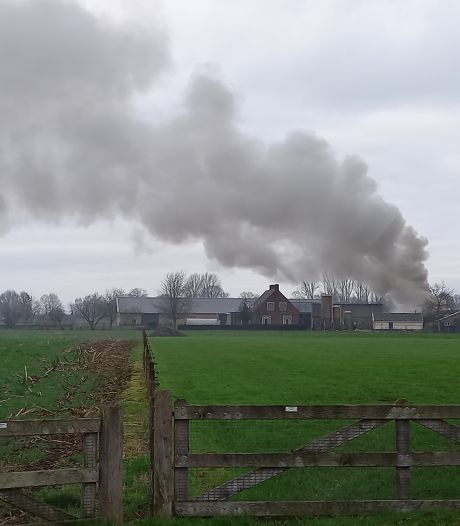 Rookkolom boven buitengebied Groesbeek door brand in werkplaats