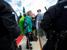 Marechaussee vraagt actievoerders terrein Eindhoven Airport te verlaten, ‘anders volgen er arrestaties’