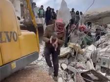 Pasgeboren baby nog met navelstreng uit puin gehaald in Syrië, familie redt het niet