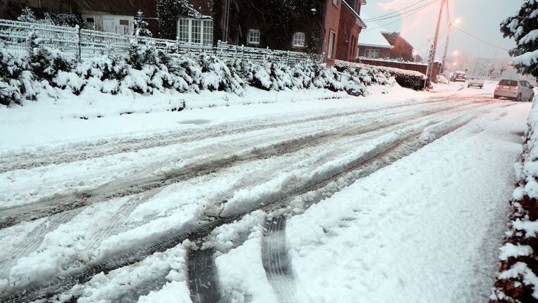 De smeltende sneeuw en de aanhoudende regen zorgen op verschillende plaatsen in het land voor wateroverlast. Beeld BELGA