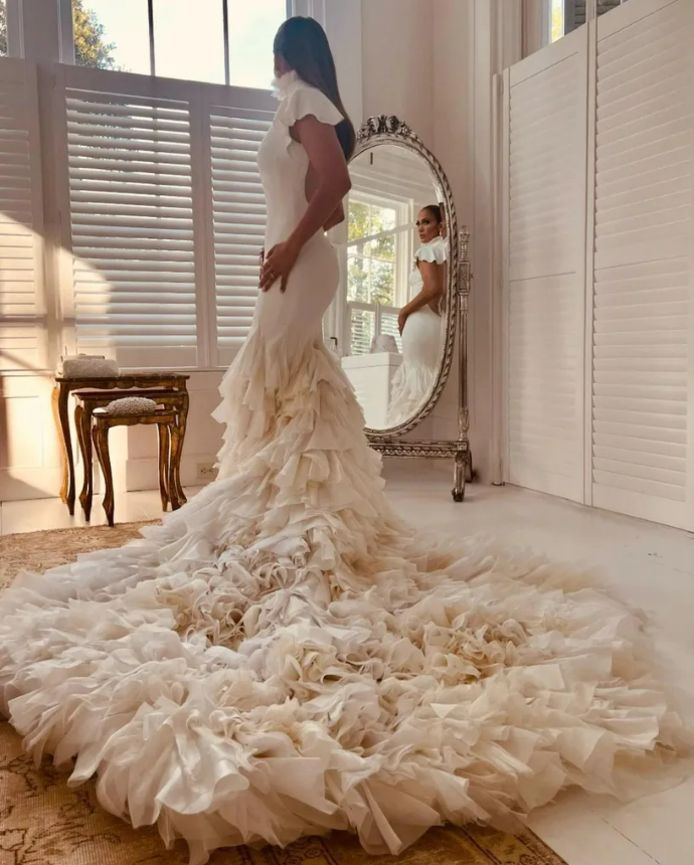 Avec sa longue traîne agrémentée de volants cousus à la main, la robe de mariée de Jennifer Lopez a fait tourner toutes les têtes.