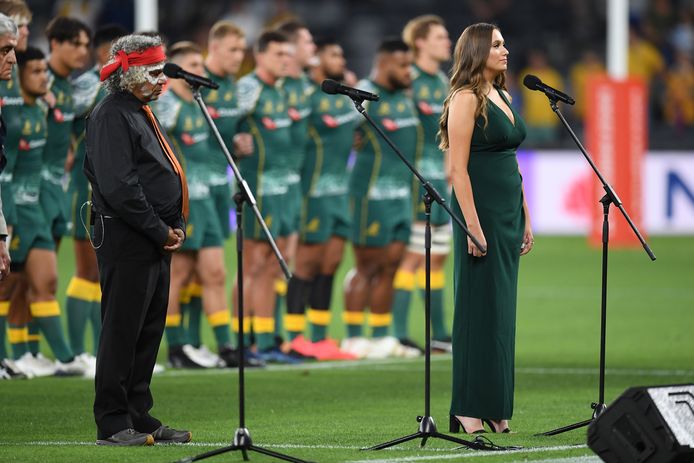 Olivia Fox zingt het nationale volkslied tijdens een rugby-match.