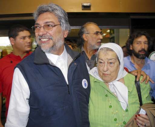 Fernando Lugo, dit "l'évêque des pauvres" en compagnie de Hebe Bonafini, présidente du groupe des droits de l'homme "les mères de la plaza de Mayo".