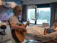 Ic-verpleegkundige en oud-coronapatiënt Cor (60) zingt lotgenoten hoop toe en deelt zijn verhaal met de wereld 