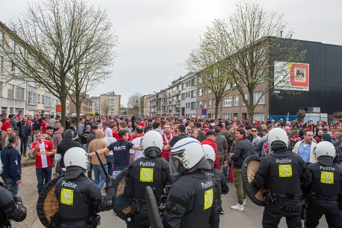 Na de wedstrijd Antwerp - Beerschot kwam het zondag tot rellen.