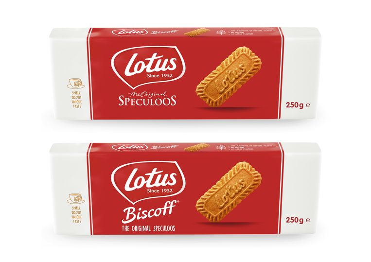 Bovenaan de huidige verpakking van de Lotus-speculooss en onderaan de verpakking die vanaf begin april in de Belgische winkels zal binnenstromen.  Beeld Lotus
