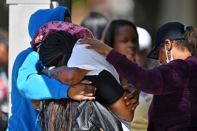 Vrouwen troosten elkaar na de schietpartij in Sacramento.