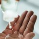 Dermatoloog waarschuwt voor huidproblemen door gebruik desinfecterende handgel bij kou