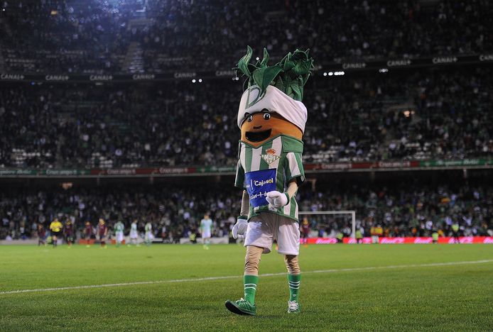 Palmerín, de mascotte van Real Betis, is volgens de nieuwe richtlijnen van La Liga veel te lang.