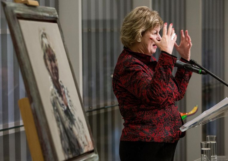Burgemeester van Zaanstad Geke Faber bij het kunstwerk. Beeld Freek van den Bergh / de Volkskrant
