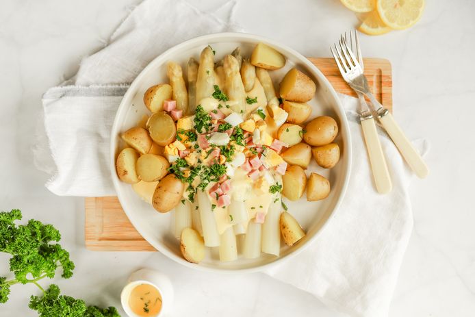 Witte asperges met Hollandaisesaus, aardappeltjes, ei en ham.