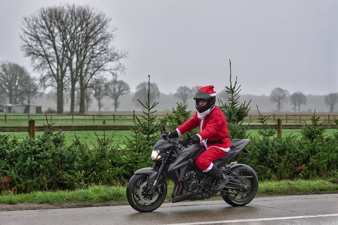 Zo'n 100 motards namen deel aan de kerstrun in Hoogstraten.