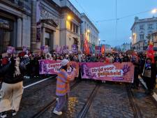 Des milliers de personnes défilent dans les rues de Bruxelles pour défendre les droits des femmes