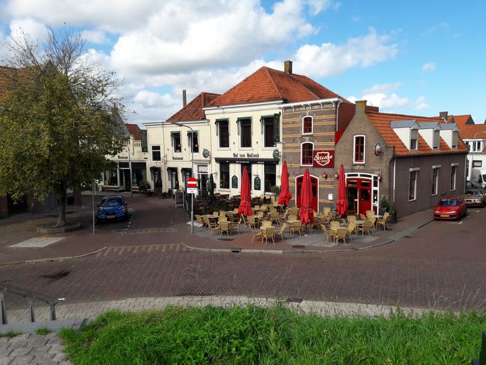 De Kaaij in Tholen, met restaurant Hof van Holland en daarnaast eetcafé The Sixties.