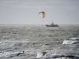 Schip op de Noordzee verliest containers: sleepboot en vliegtuig schieten te hulp