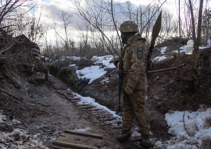 Oekraïense militair op de grens met pro-Russische rebellen in de regio van de stad Donetsk.