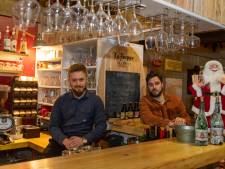 Asielzoekers in de Oisterwijkse horeca: Hamed heeft zelfs een tattoo van De Rode Lelie