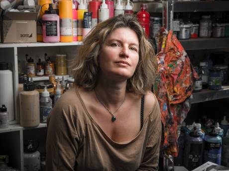 Franse kunstenares haalt inspiratie uit het mysterie van de vrouwelijke schoonheid 