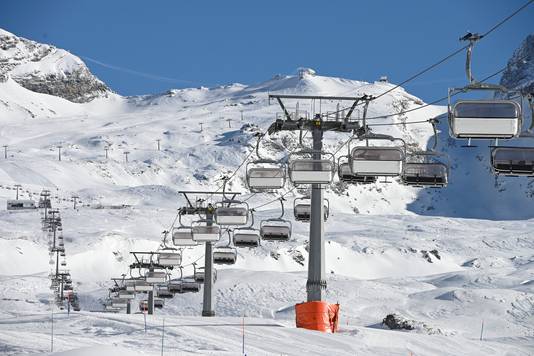 Lege skiliften aan het Cervinia Ski Paradise skiresort dat momenteel gesloten is.