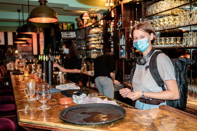 Kim Delarea werkt in het Gentse café Damberd: ‘De logica van het mondmasker was me ontglipt.’ Beeld ID/ Igor van de Poel