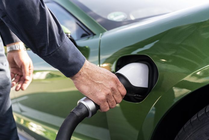Het aantal elektrische auto's nam de afgelopen vier jaar veel sterker toe dan het aantal publieke laadpalen.