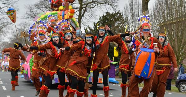 Veel vragen na carnavals-oproep Kick Out Zwarte Piet: Is een indianentooi dan racistisch? - De Gelde