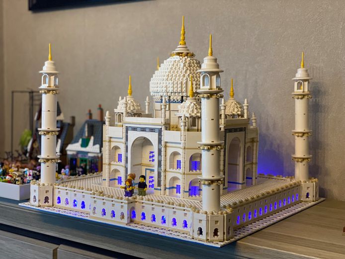 LEGO Taj Mahal på Carolinas skänk lade hon till lamporna själv.