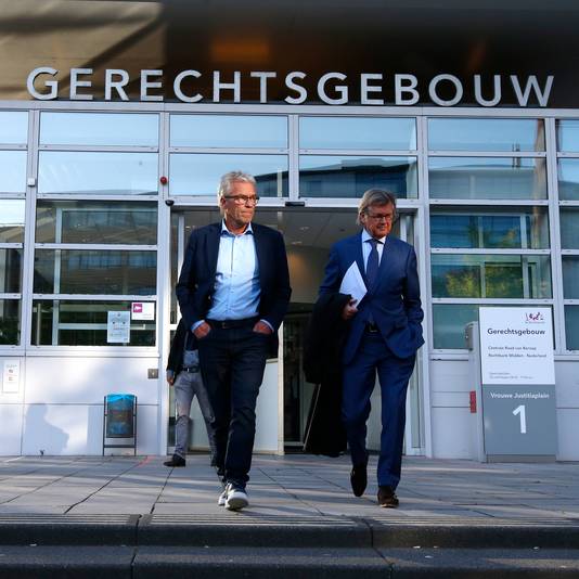 KNVB-directeur Eric Gudde en advocaat Harro Knijff.