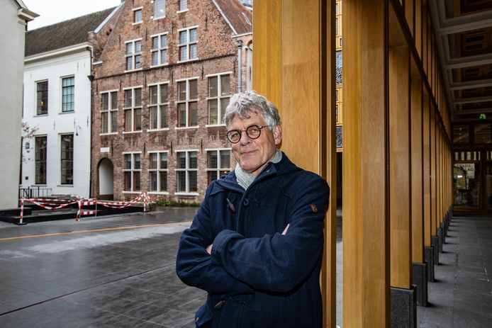 Siert Wieringa bij het Deventer stadhuis; ,,Ik heb nog maar een deel onderzocht.’’